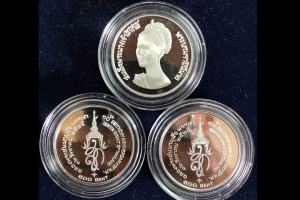 รับซื้อเหรียญเก่า  เหรียญเงิน 600 บาทขัดเงา ราชินี 50 พรรษา